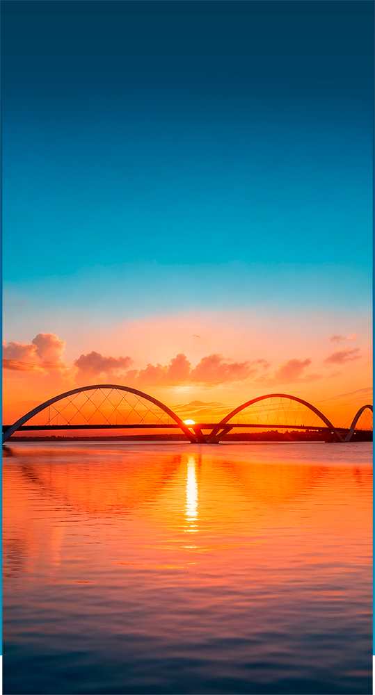 Ponte JK sobre o Lago Paranoá ao pôr do sol